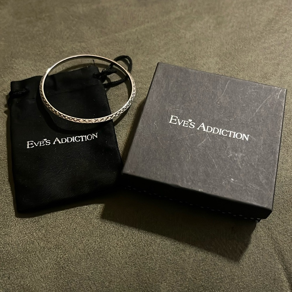 Eve’s addiction sterling silver etched bangle ￼